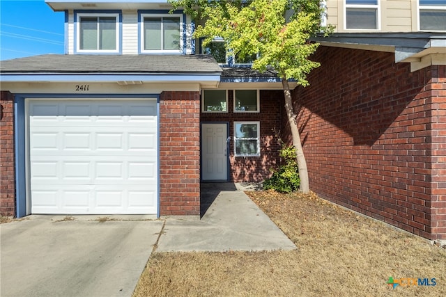 view of front facade with a garage