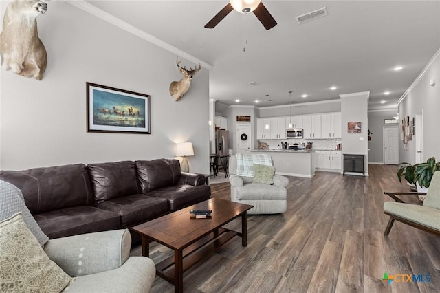 living room with dark wood-style floors, recessed lighting, a ceiling fan, and visible vents