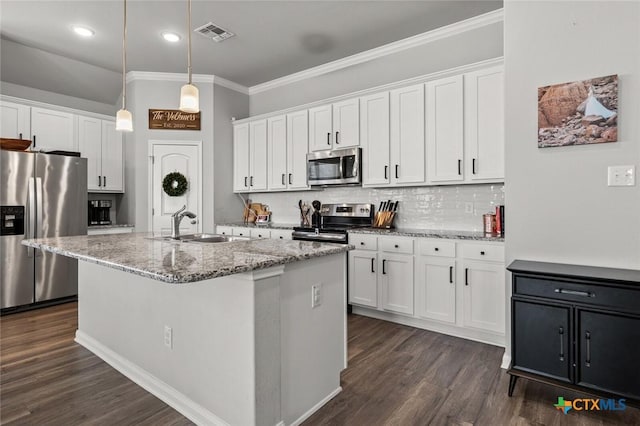 kitchen featuring visible vents, ornamental molding, a sink, dark wood-style floors, and appliances with stainless steel finishes