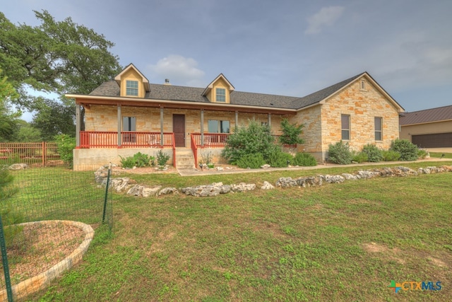 view of front of property featuring covered porch and a front lawn