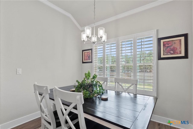 117 Aidan Ct, Burnet, TX 78611 - dining room featuring crown molding, a chandelier, baseboards, lofted ceiling, and wood finished floors