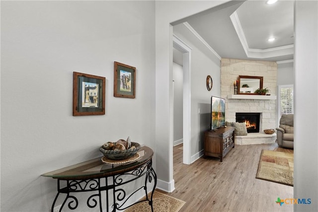 117 Aidan Ct, Burnet, TX 78611 - living room featuring crown molding, wood finished floors, a fireplace, baseboards, and recessed lighting