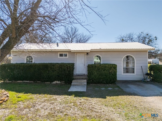 view of front facade with a front lawn