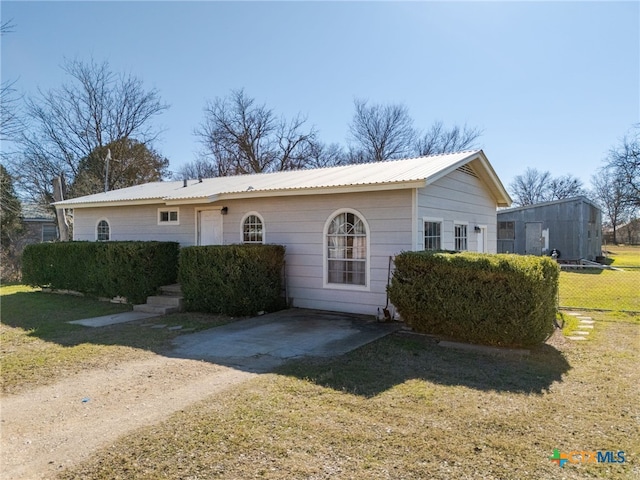 view of front of house with a front lawn