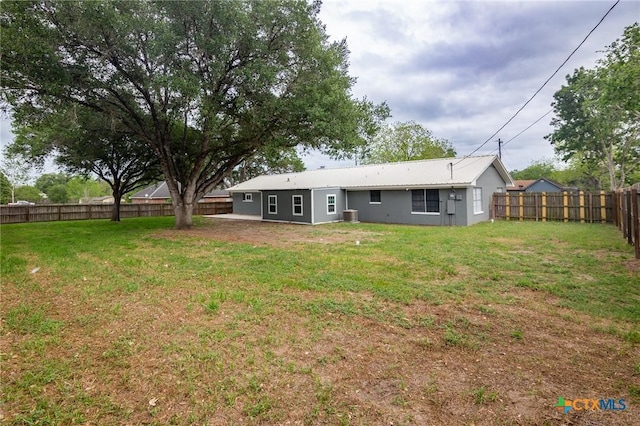 454 W Ward St, Goliad, TX 77963 - back of property featuring a fenced backyard