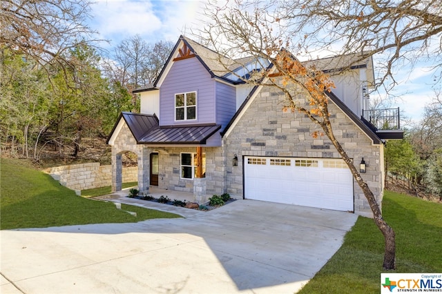 view of front facade featuring a garage