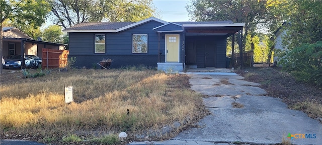 view of front facade featuring a carport