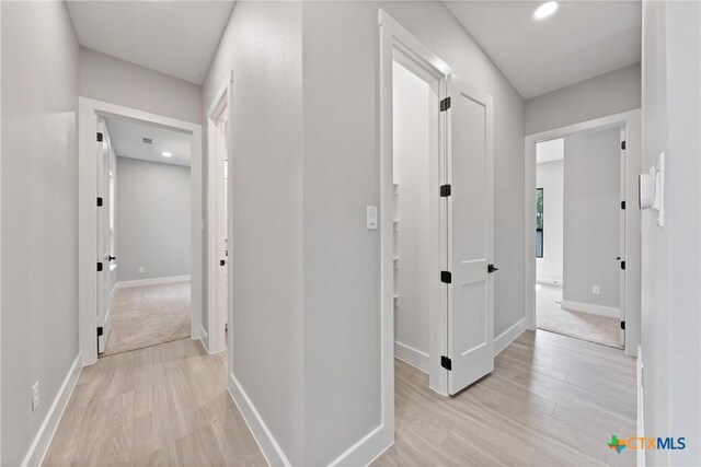 644 Creekside Dr, Belton, TX 76513 - corridor featuring light wood-type flooring, baseboards, and recessed lighting