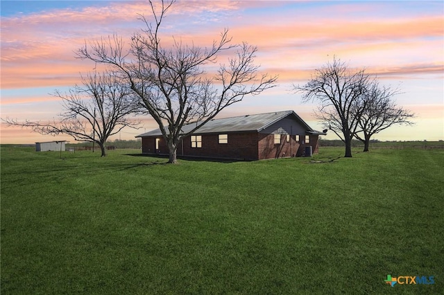 view of yard at dusk