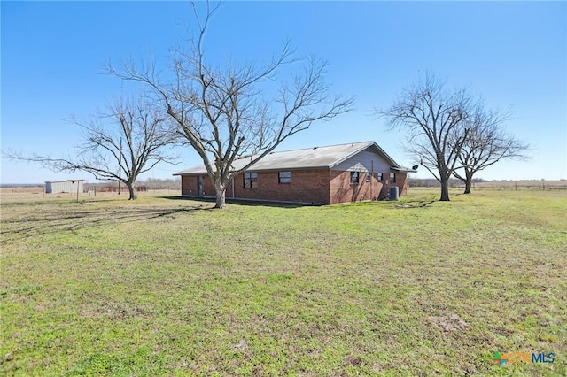 view of yard featuring a rural view