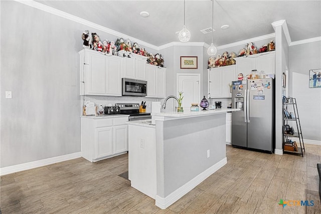1211 Liberation Ln, Copperas Cove, TX 76522 - kitchen featuring stainless steel appliances, light wood-style floors, decorative backsplash, a center island with sink, and ornamental molding