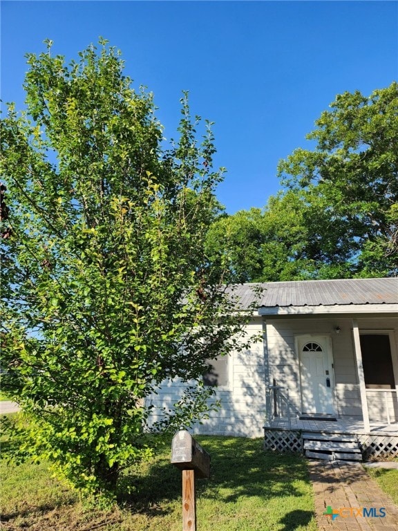 101 Alva St, Thrall, TX 76578 - view of front of house featuring a metal roof, a front yard, and a porch