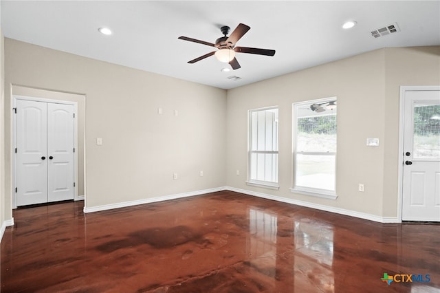 empty room featuring ceiling fan