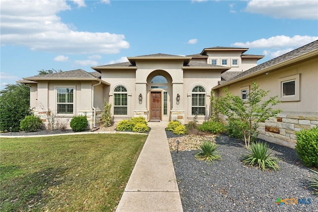 view of front of property featuring a front yard