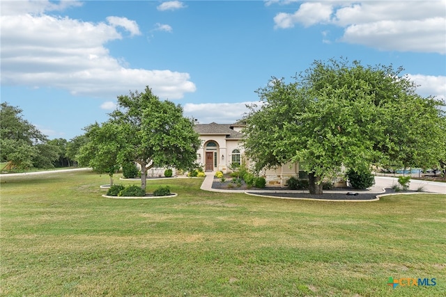 view of front of home featuring a front yard