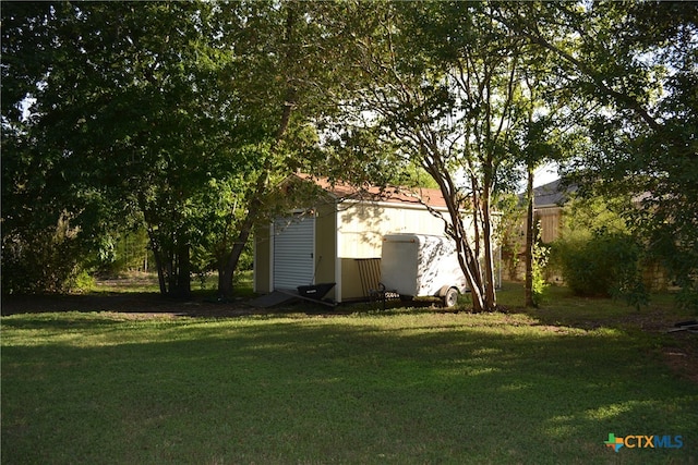 view of yard with an outdoor structure