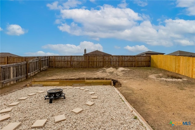 view of yard featuring an outdoor fire pit