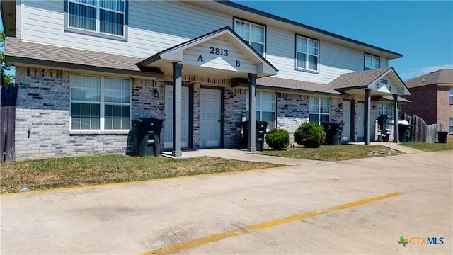 view of front facade featuring a front yard