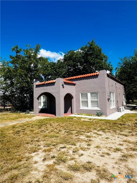 mediterranean / spanish home featuring a front yard