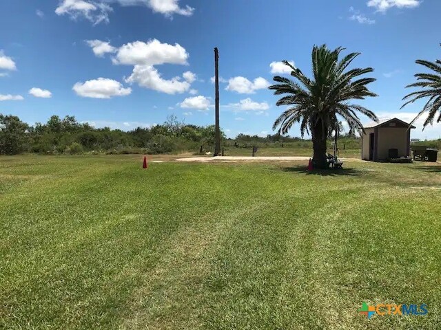 view of yard featuring a rural view