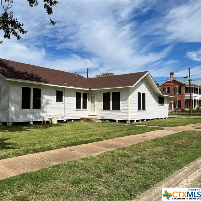 ranch-style house featuring a front lawn