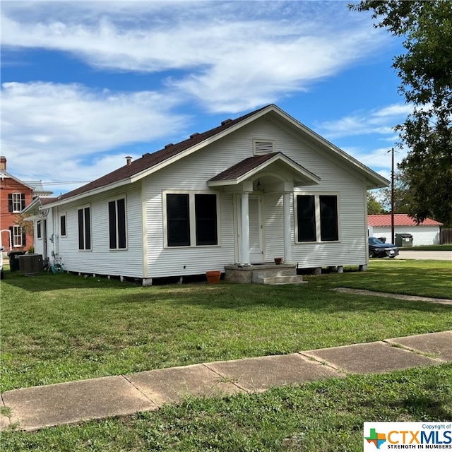 bungalow featuring a front yard