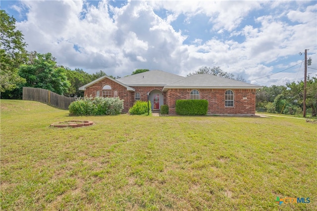 ranch-style house featuring a front yard