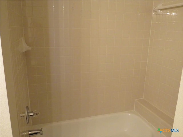 bathroom with tiled shower / bath combo