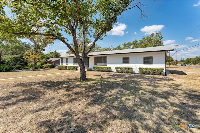 ranch-style home with a front yard