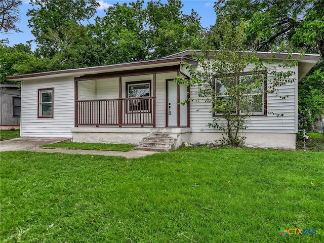 ranch-style house featuring a front lawn and a porch