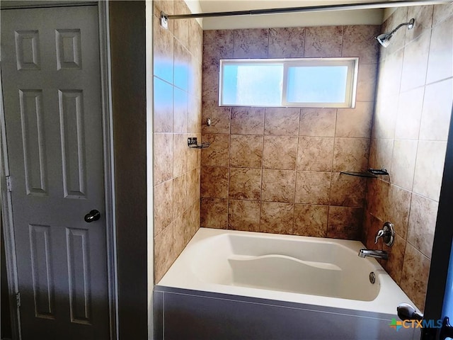 bathroom featuring tiled shower / bath combo