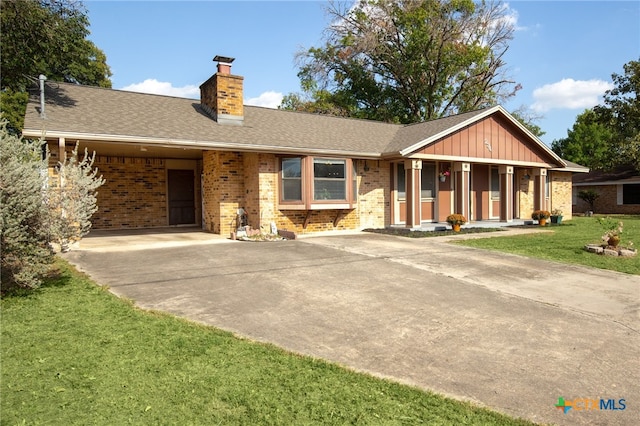 view of front of house featuring a porch and a front lawn