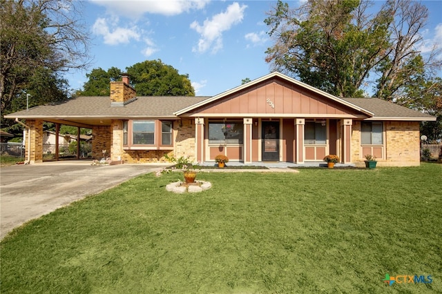 view of front facade featuring a front yard, a carport, and covered porch