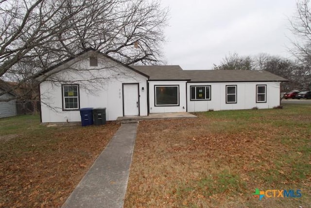 single story home with a front yard