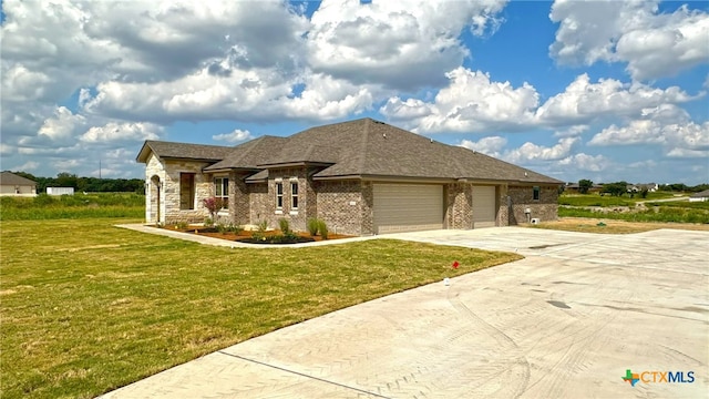 view of front facade featuring a front lawn and a garage