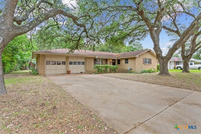 4412 Briar Cliff Rd, Temple, TX 76502 - ranch-style house featuring an attached garage and concrete driveway