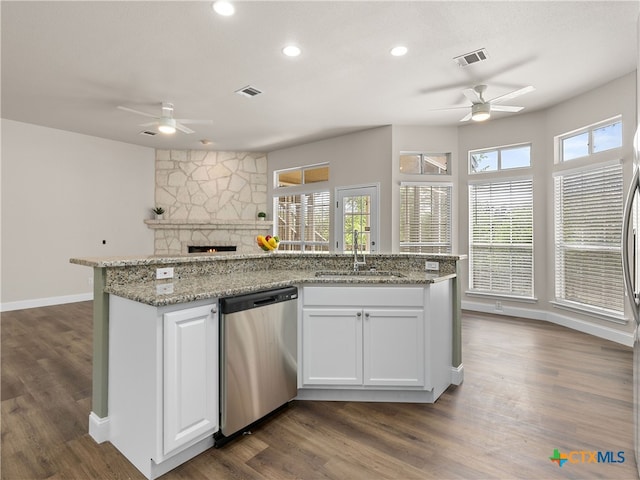 kitchen with visible vents, dishwasher, a ceiling fan, and a sink