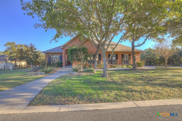 view of front facade with a front yard