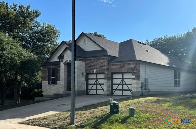 view of front of house featuring a garage and a front yard