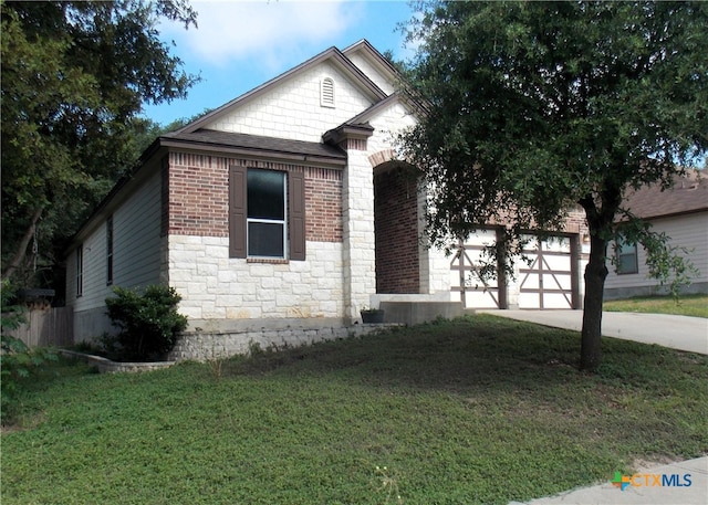 view of front facade featuring a garage and a front yard