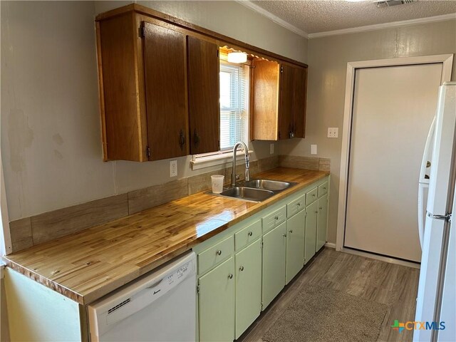 908 Randa St, Copperas Cove, TX 76522 - kitchen featuring crown molding, a sink, white appliances, a textured ceiling, and wood finished floors