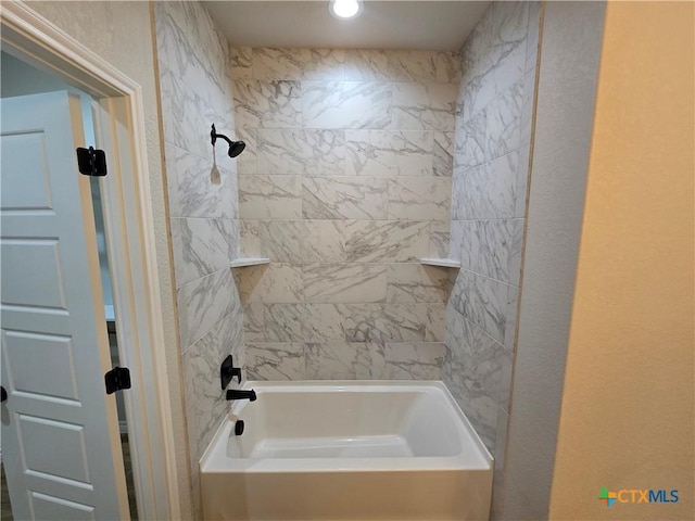 bathroom with tiled shower / bath