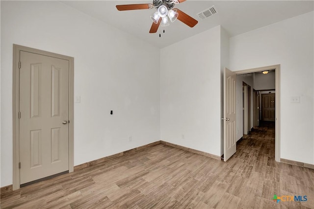 unfurnished room featuring light wood-type flooring and ceiling fan