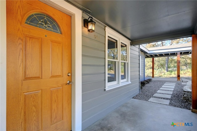 property entrance with covered porch