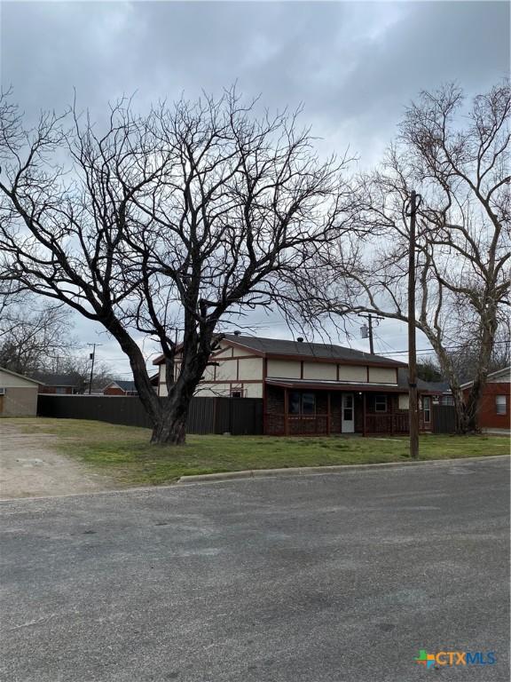 view of front of home with a front lawn and brick siding