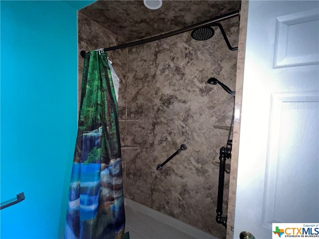 bathroom featuring a shower with shower curtain