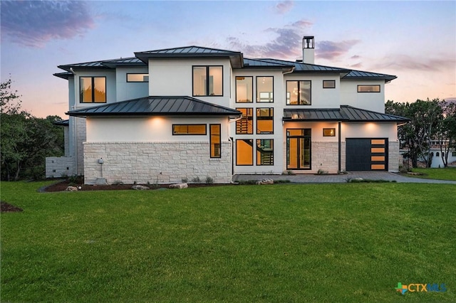 view of front of house featuring a lawn and a garage