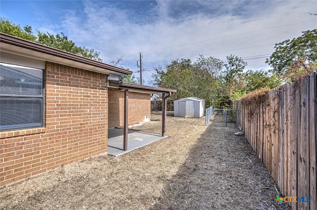 view of yard featuring a storage shed