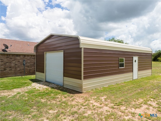 view of outbuilding with driveway and an outbuilding