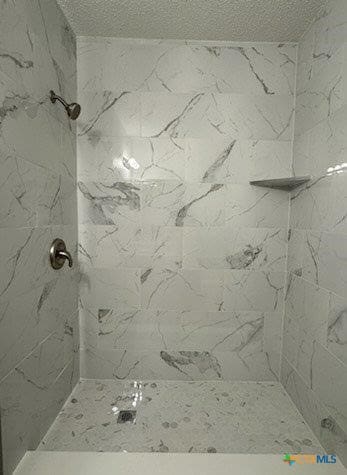 bathroom featuring tiled shower